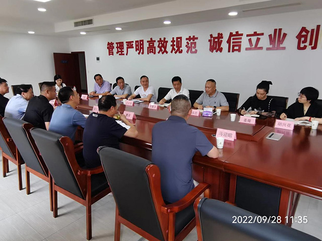 集團領導下車間檢查安全維穩工作